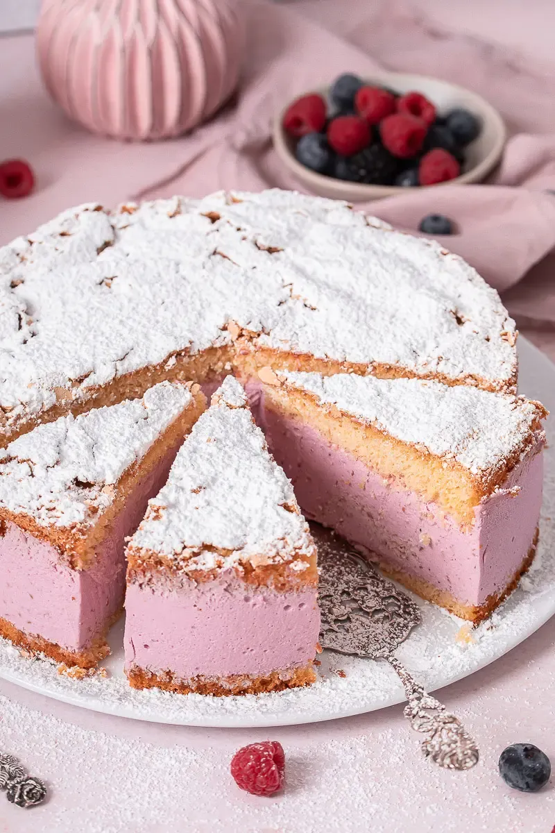 Fertige Beeren-Sahne-Torte, bereit zum Servieren