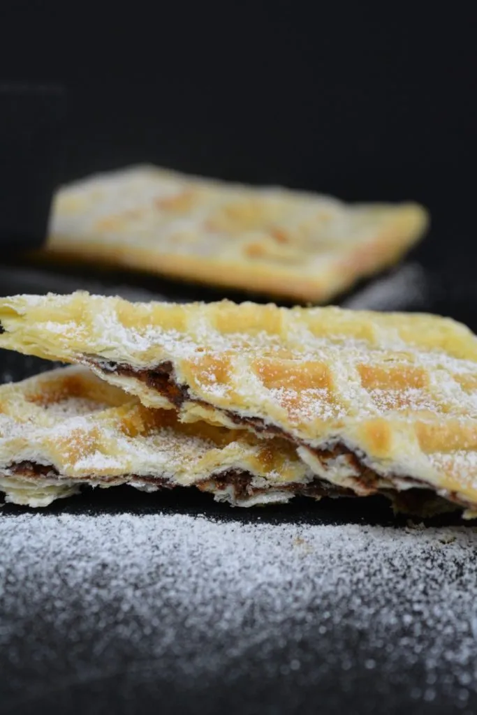 Fertige Blätterteig-Waffeln mit Puderzucker bestreut