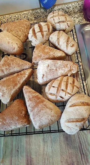 Fertige dunkle Brötchen