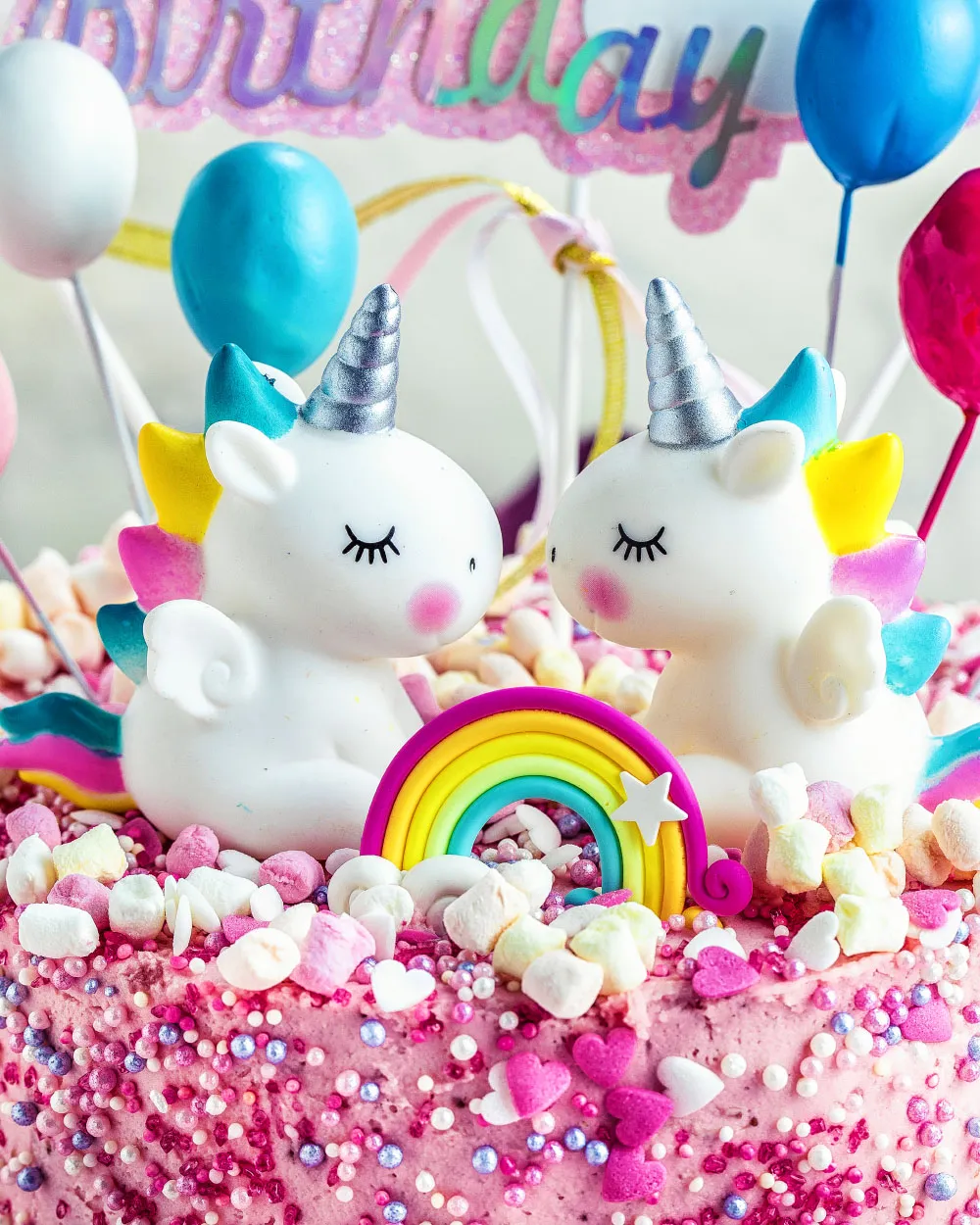 Fertige Einhorn-Torte mit rosa Creme und bunten Streuseln, perfekt als einfacher Geburtstagskuchen