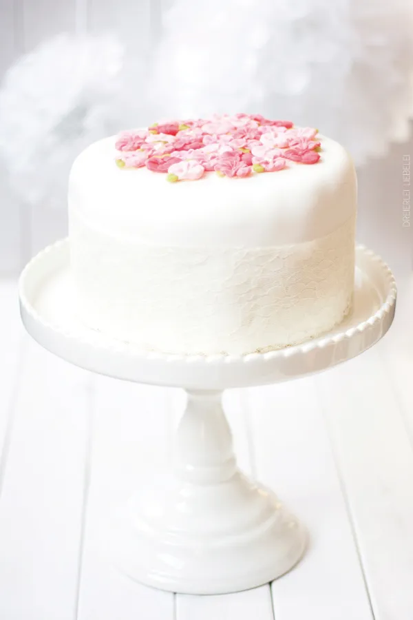 Fertige Fondant-Torte mit Blüten