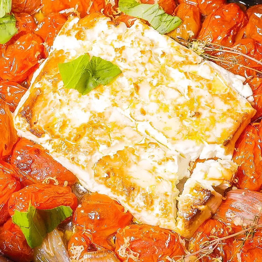 fertige gebackene feta pasta in der auflaufform