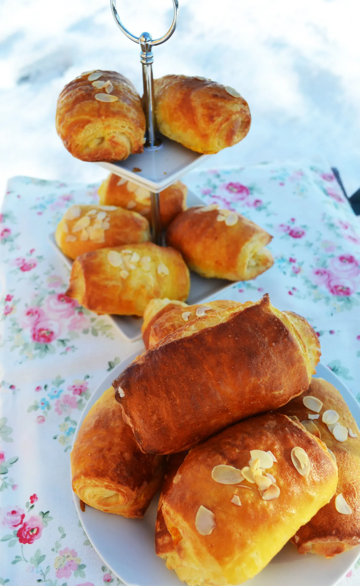 Fertige, knusprige Schoko-Plunderbrötchen appetitlich angerichtet.