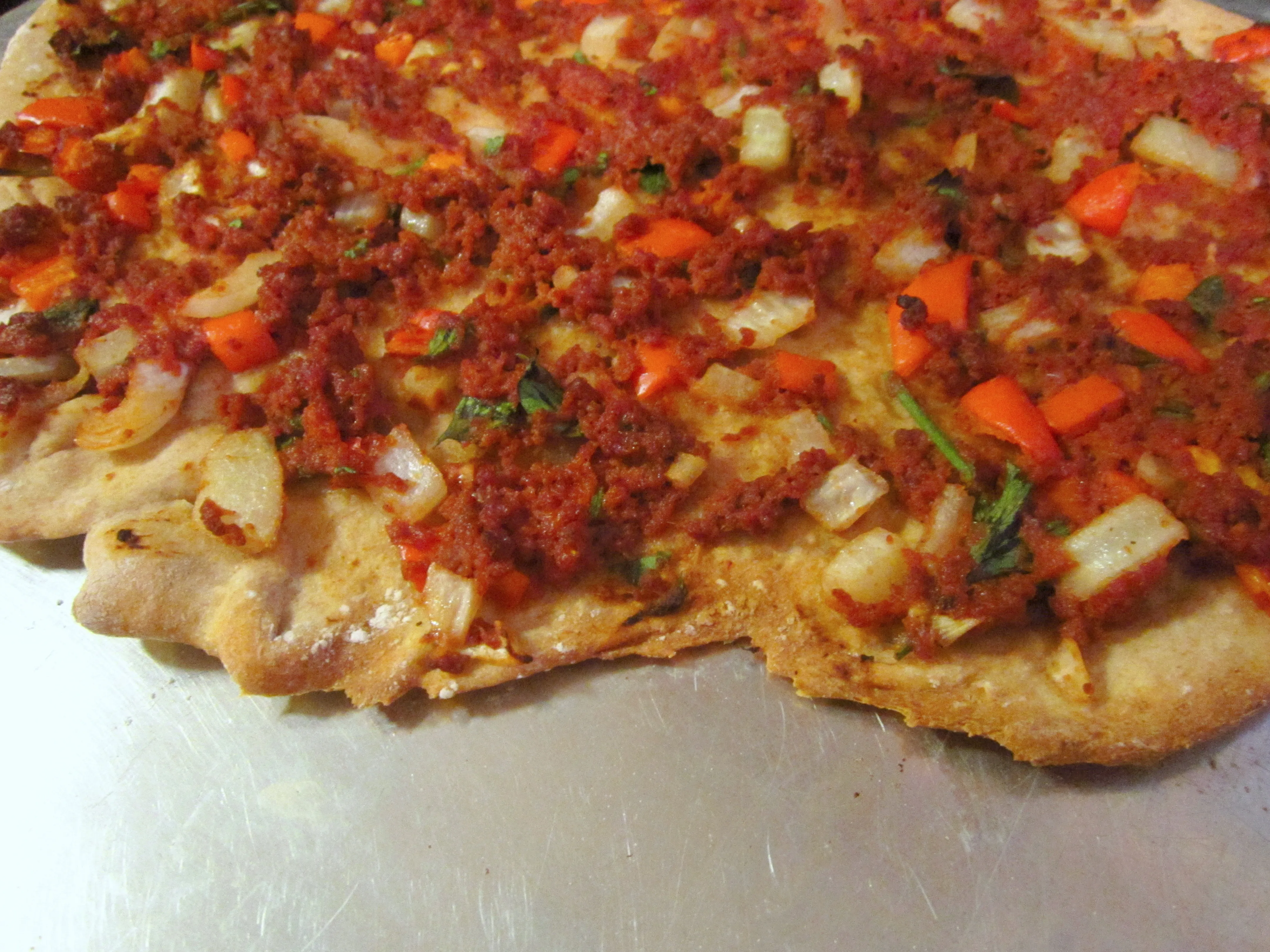 Fertige Lahmacun mit frischem Salat, Zitrone und Kräutersoße serviert