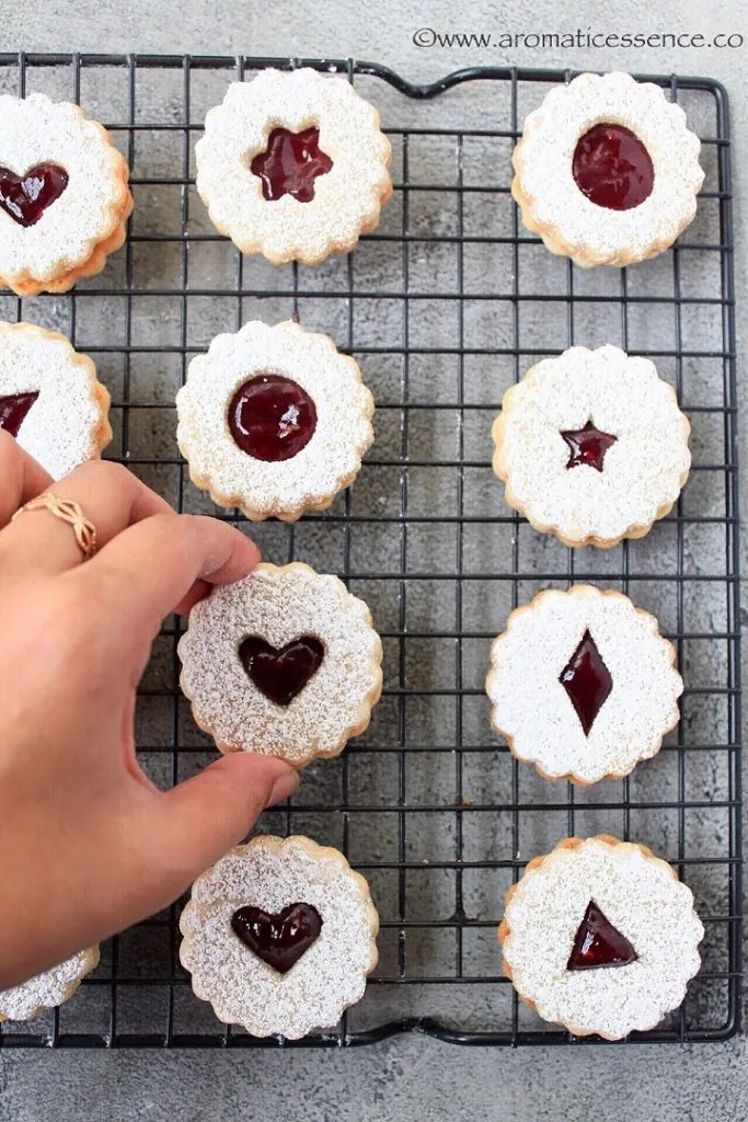 Fertige Linzer Augen, bereit zum Genuss