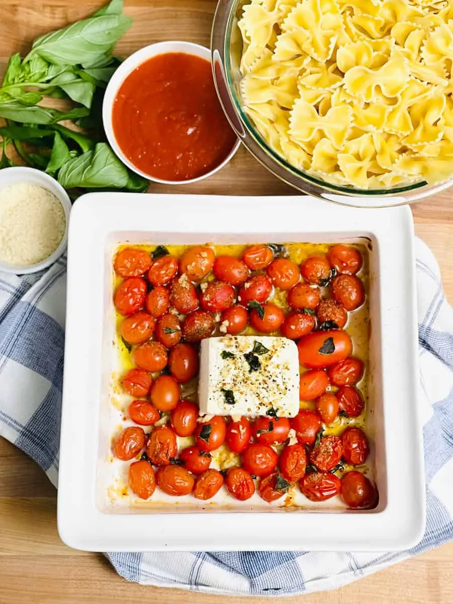 Fertige One Pot Feta Pasta aus dem Ofen mit Kirschtomaten und frischem Basilikum