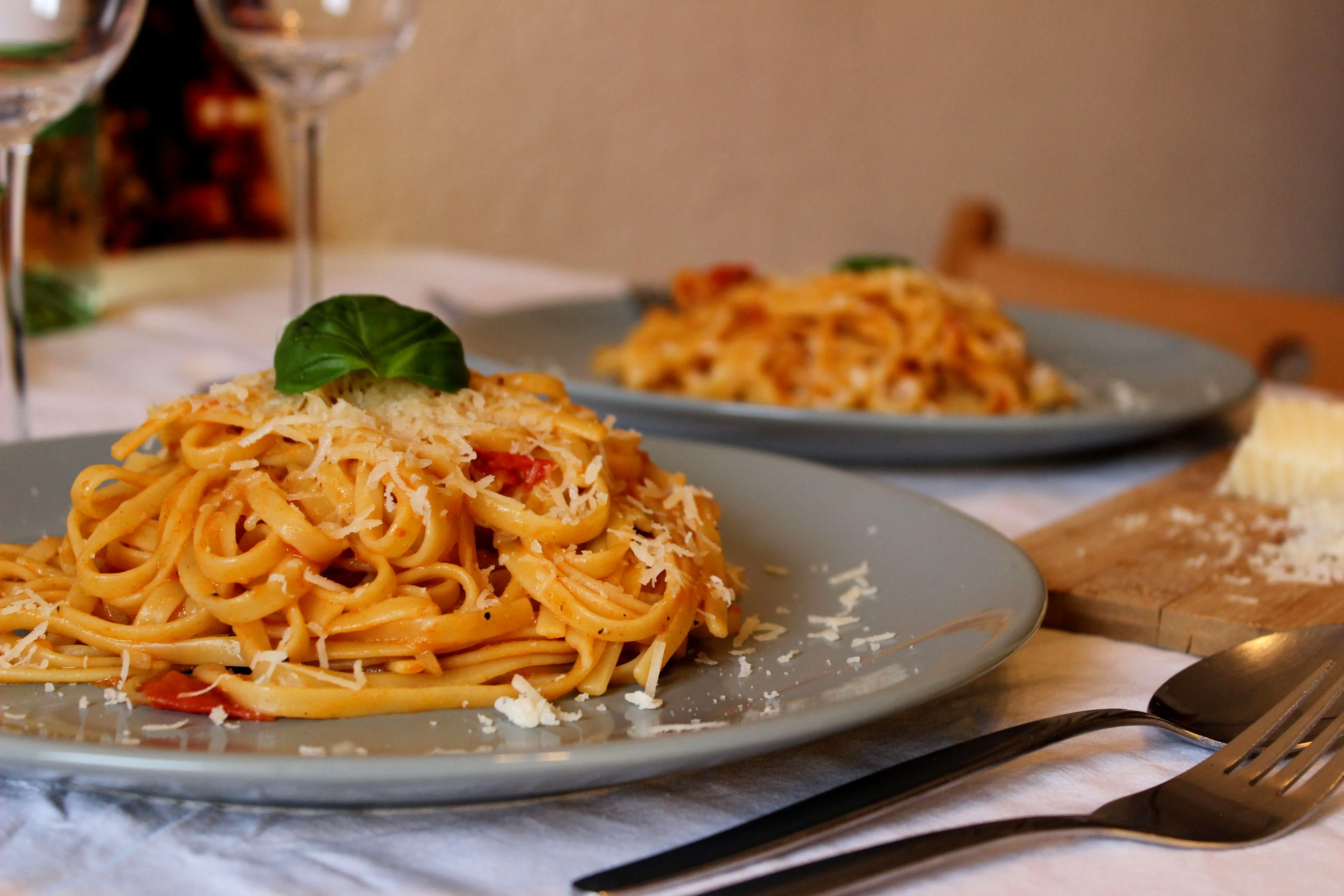 Fertige One-Pot Pasta mit Basilikum und Parmesan in der Pfanne