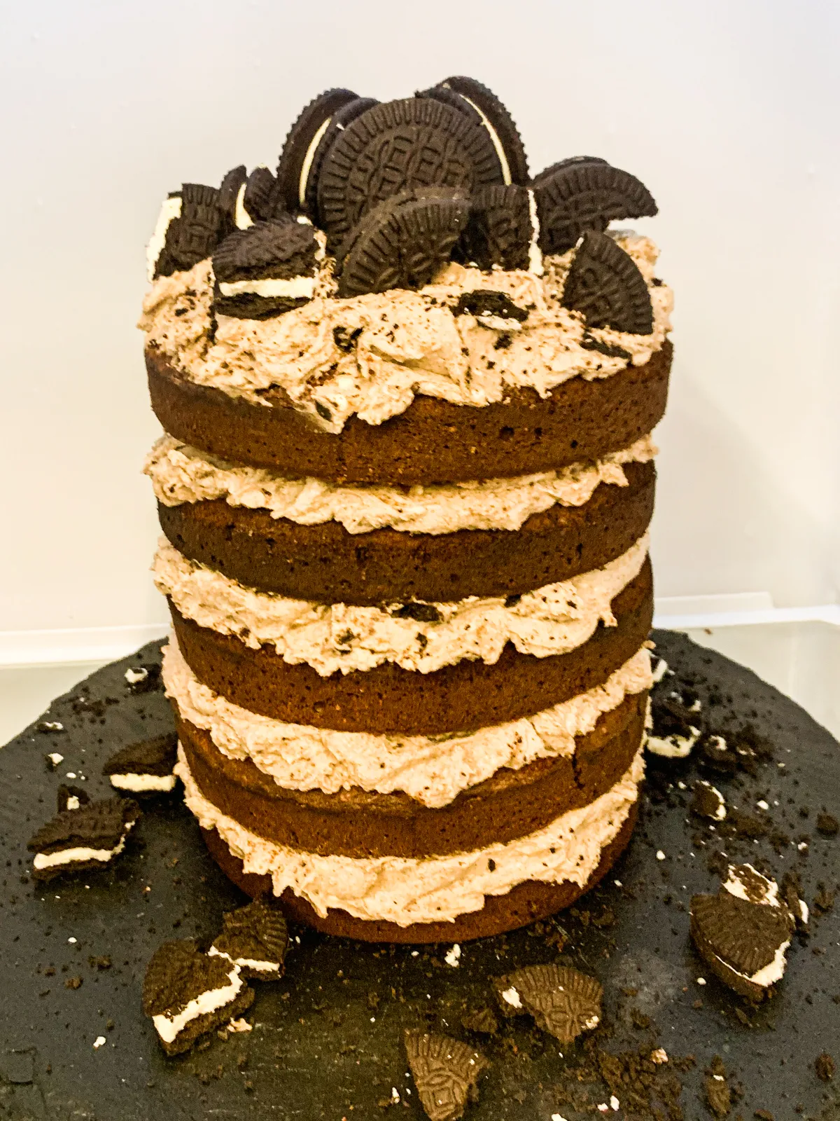 Fertige Oreo Naked Cake kühlt auf einem Gitterrost und wartet auf den Genuss