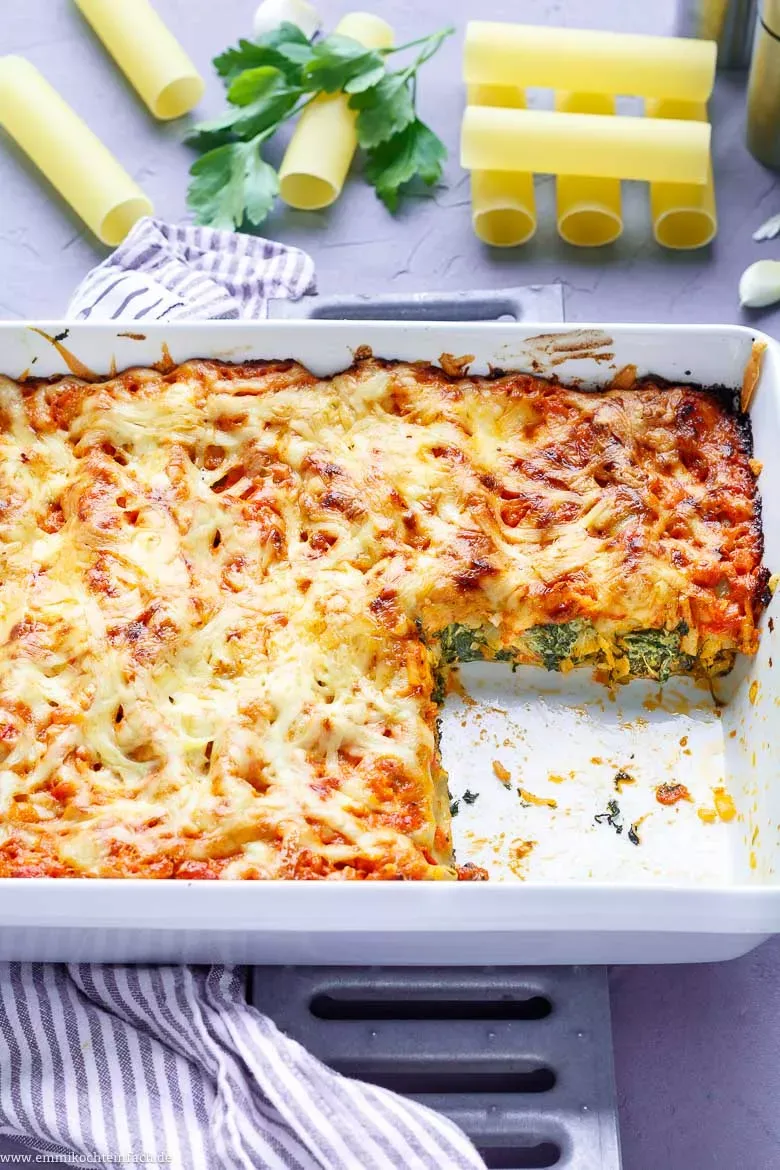 Fertige Spinat-Cannelloni mit knuspriger Käsehaube frisch aus dem Ofen