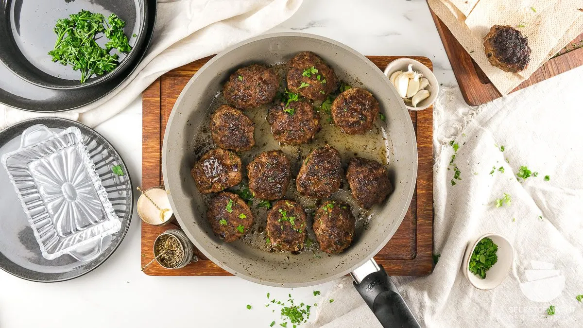 Fertige türkische Köfte, bereit zum Servieren