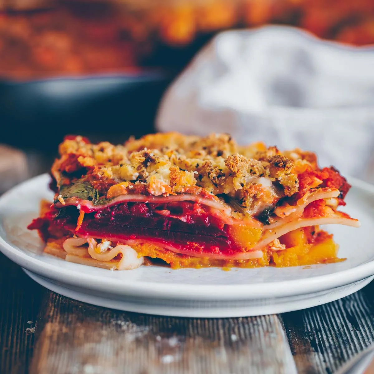Fertige vegane Kürbis Lasagne mit knusprigem Feto-Topping