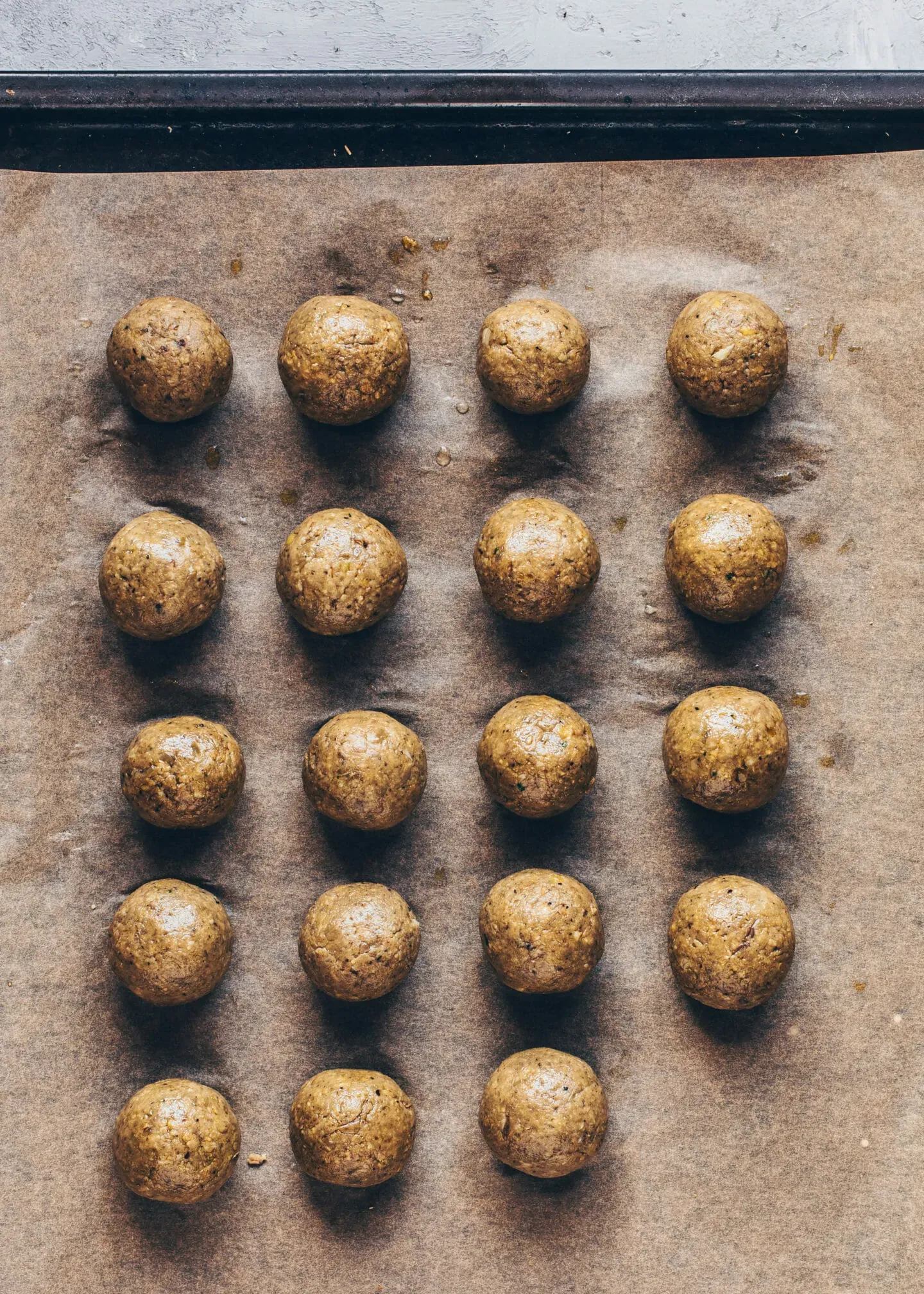 fertige vegetarische Hackbällchenmasse aus Linsen und Gemüse