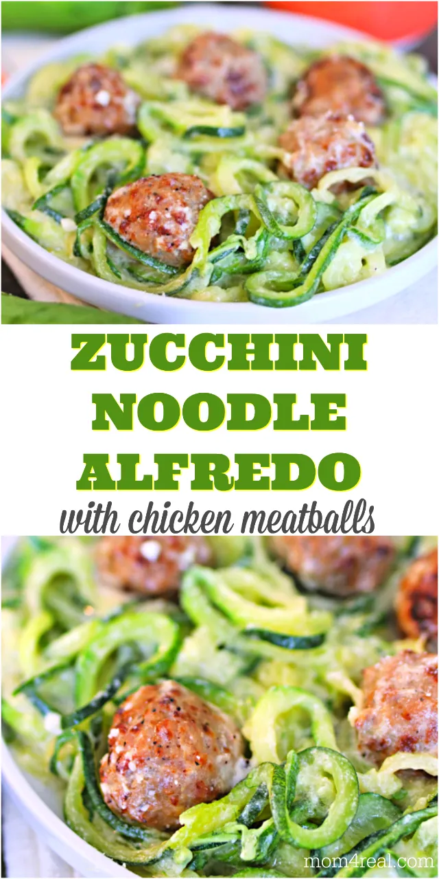 Fertige Zucchini Nudeln Alfredo mit Hähnchen-Hackbällchen, angerichtet zum Servieren.