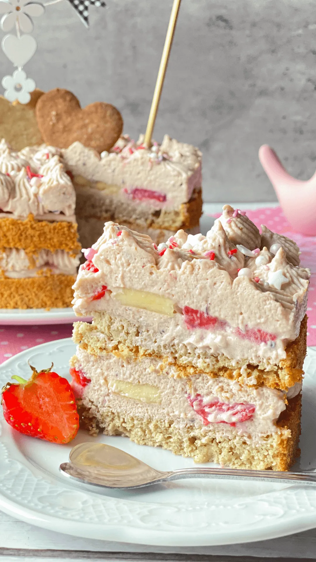Fertige zuckerfreie Geburtstagstorte für ein Baby zum ersten Geburtstag, belegt mit frischen Früchten