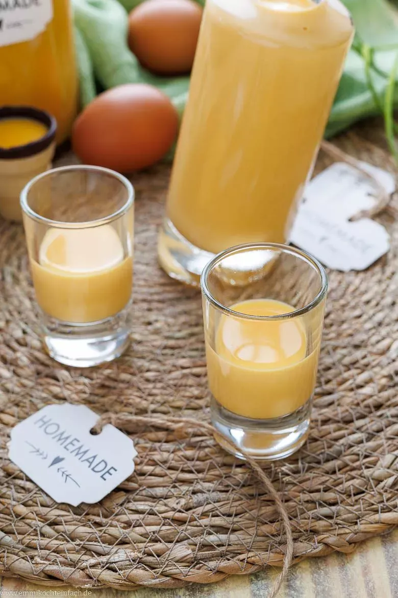 Fertiger, cremiger Eierlikör in einer Flasche