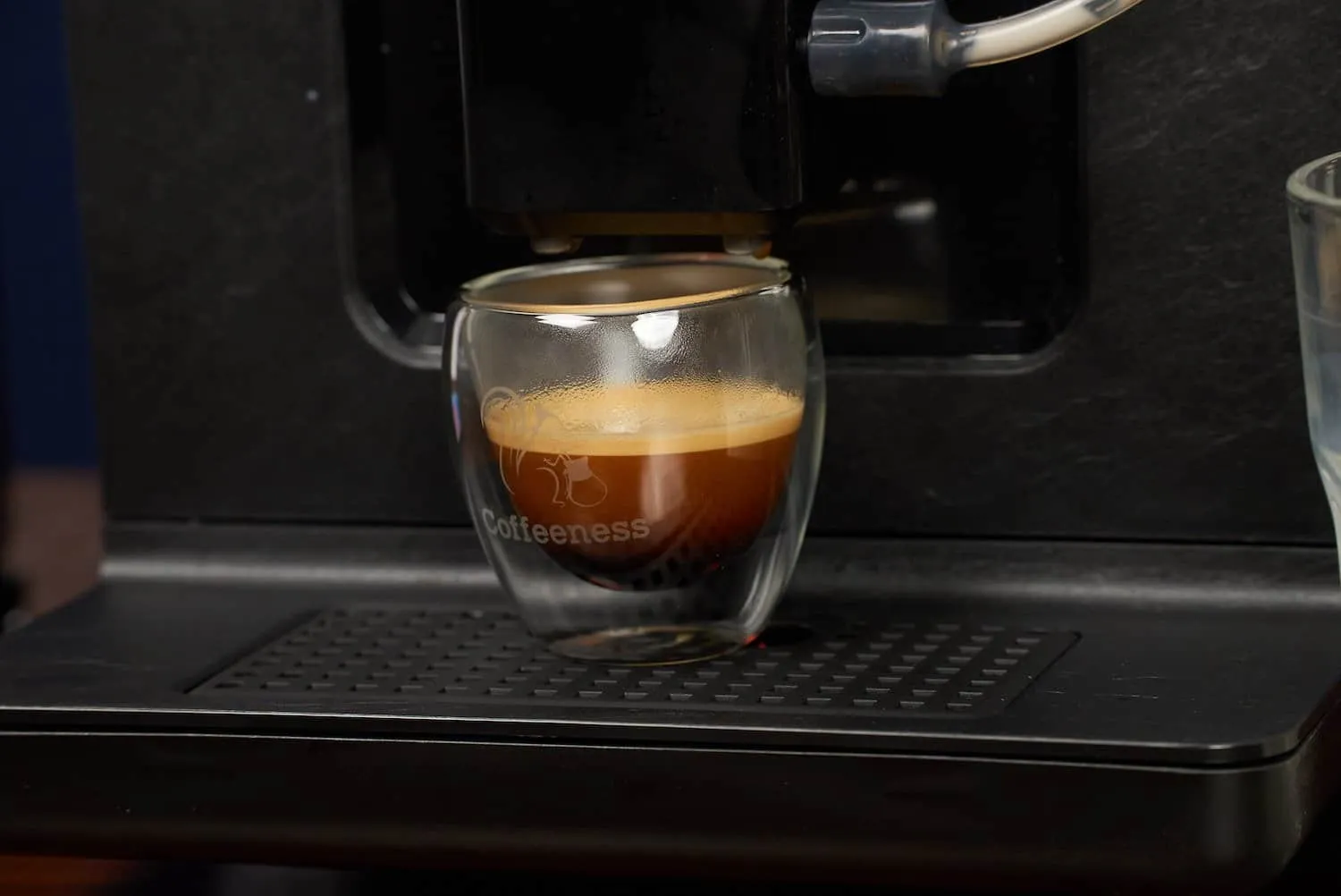 Fertiger Espresso aus dem Krups Evidence ECO Design Kaffeemaschine