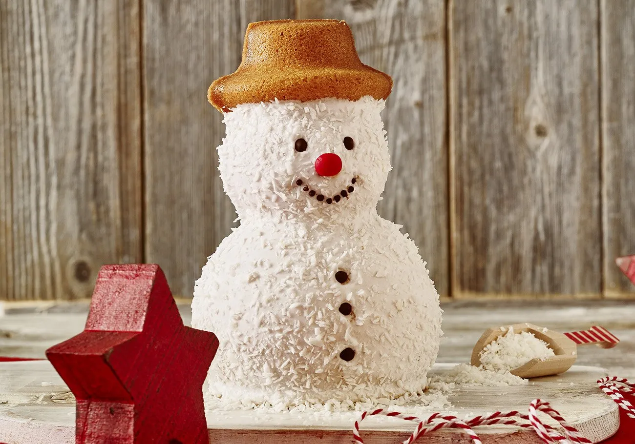 Fertiger Geburtstagskuchen Schneemann mit Kokosraspeln
