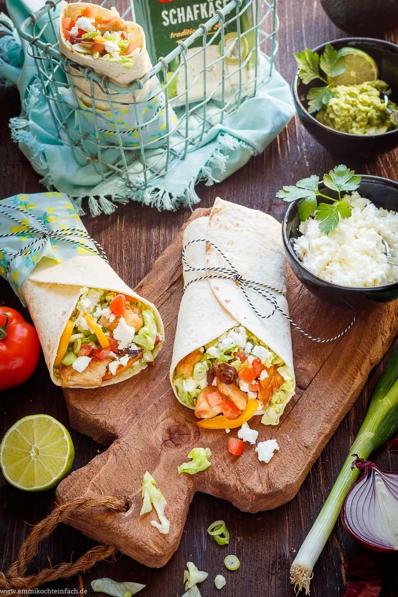 Fertiger Hähnchen-Wrap mit frischen Zutaten, angeschnitten auf einem Teller