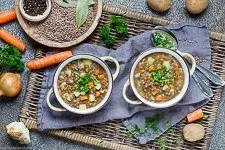 Fertiger Linseneintopf mit frischer Petersilie garniert, ein köstliches Linsen Rezept für alle