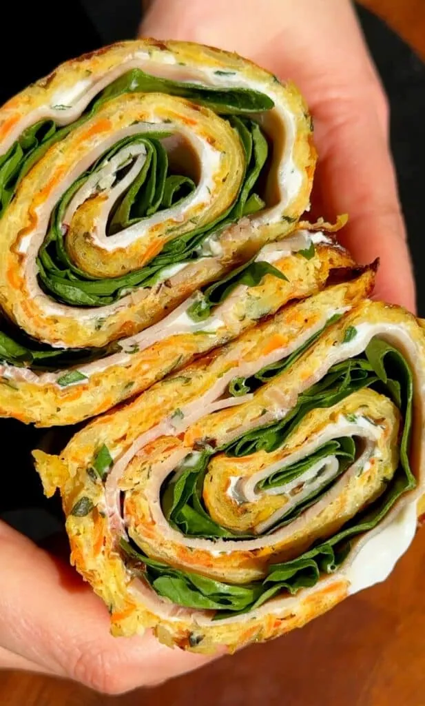 Fertiger Low Carb Gemüse-Wrap aus dem Ofen, in Scheiben geschnitten und servierbereit