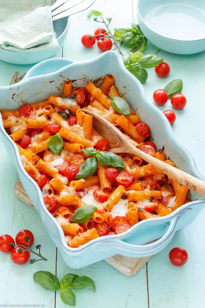 Fertiger Nudelauflauf mit Tomate und Mozzarella