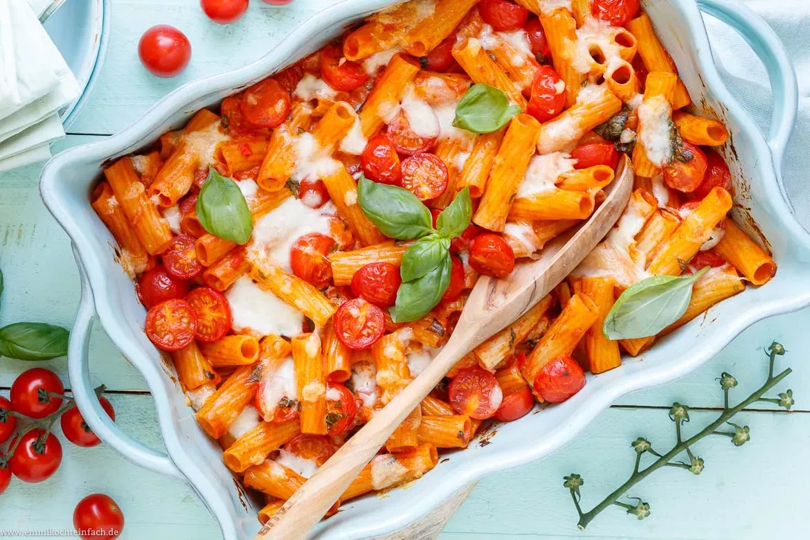 Fertiger Nudelauflauf Tomate Mozzarella, goldbraun überbacken, ein ideales Ofengericht mit Mozzarella.