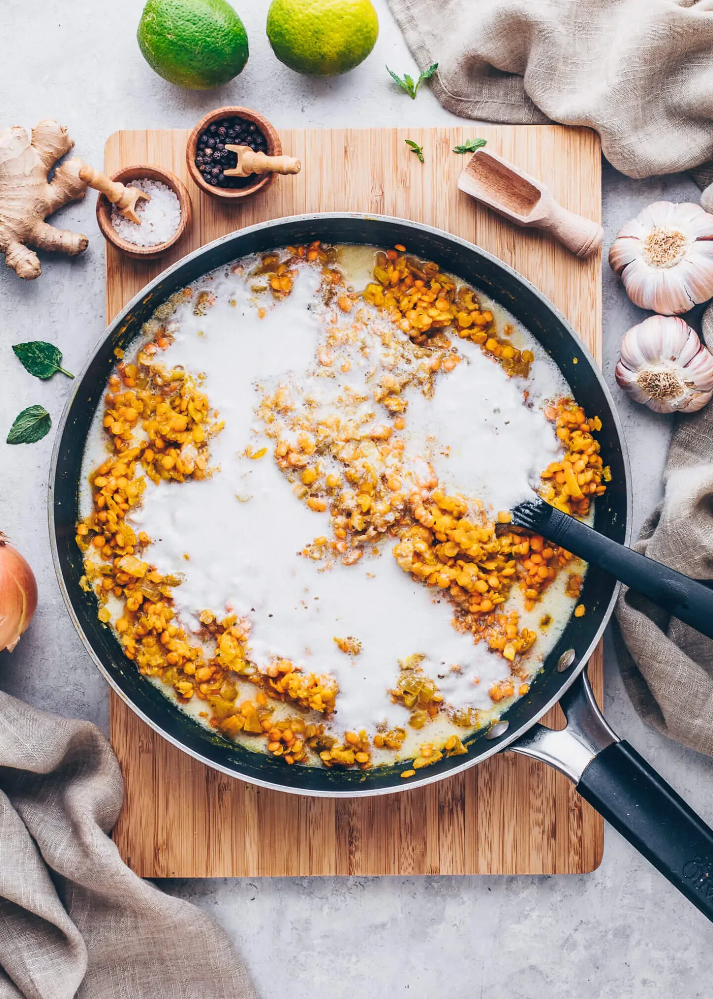 Fertiger roter Linsen-Dal mit Kokosmilch, eine einfache und schnelle vegane Mahlzeit.
