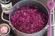 Fertiger Rotkohl im Topf
