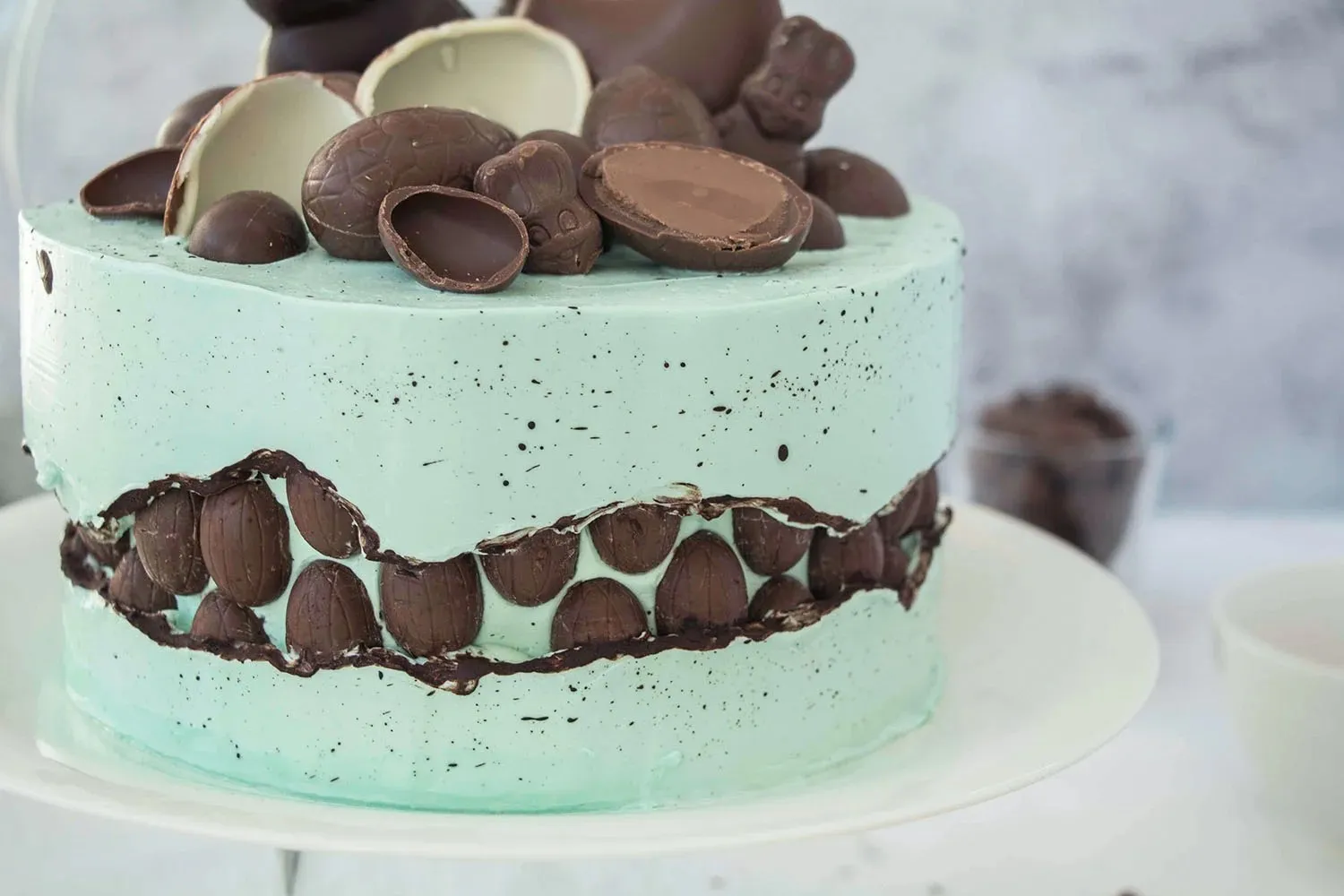 Fertiger Tortenboden-Teig in einer Schüssel, bereit zum Backen für die geschichtete Ostertorte.