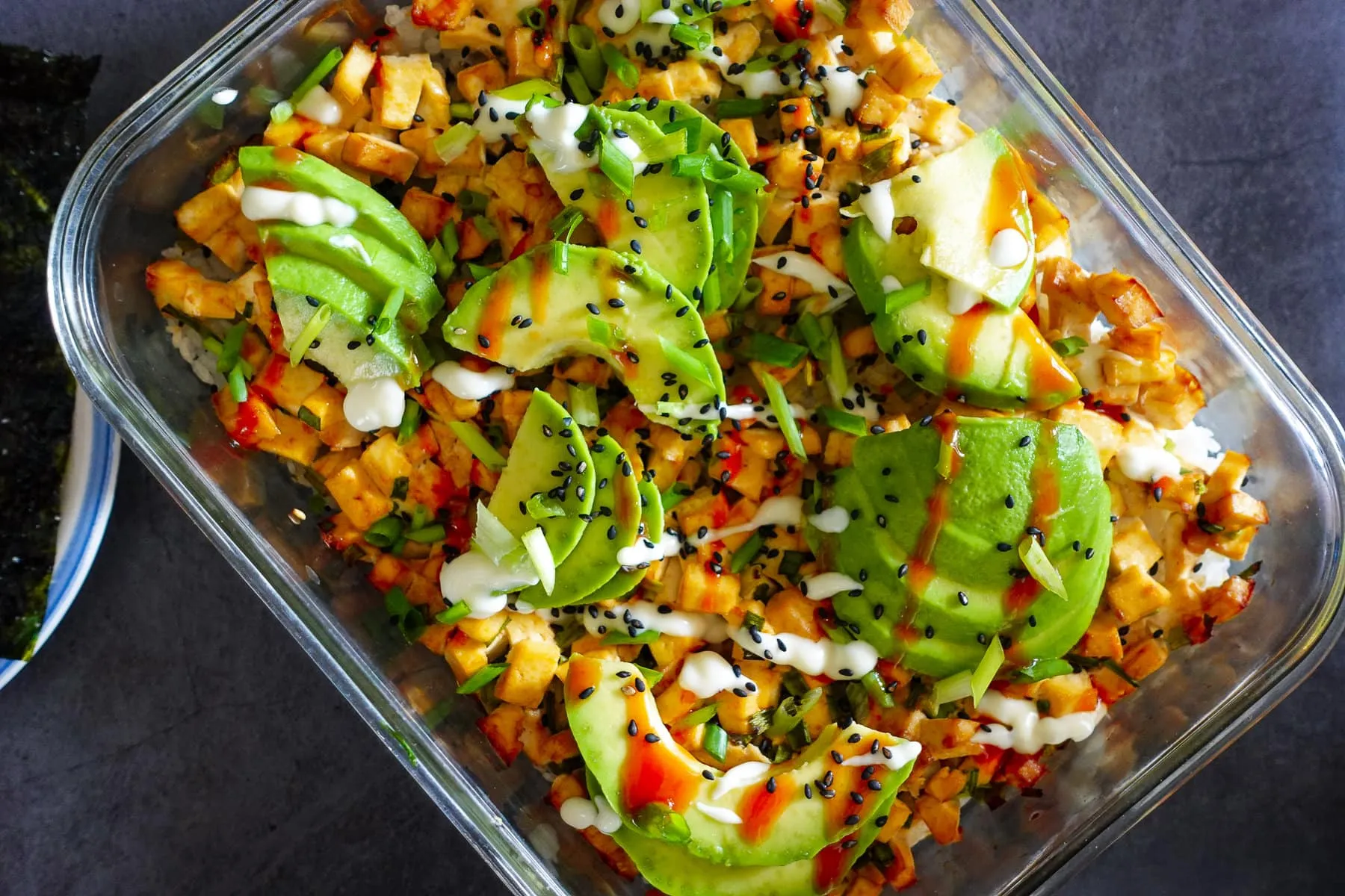 Fertiger Vegan Sushi Auflauf mit Avocado, Gurke und Nori-Blättern, bereit zum Genießen