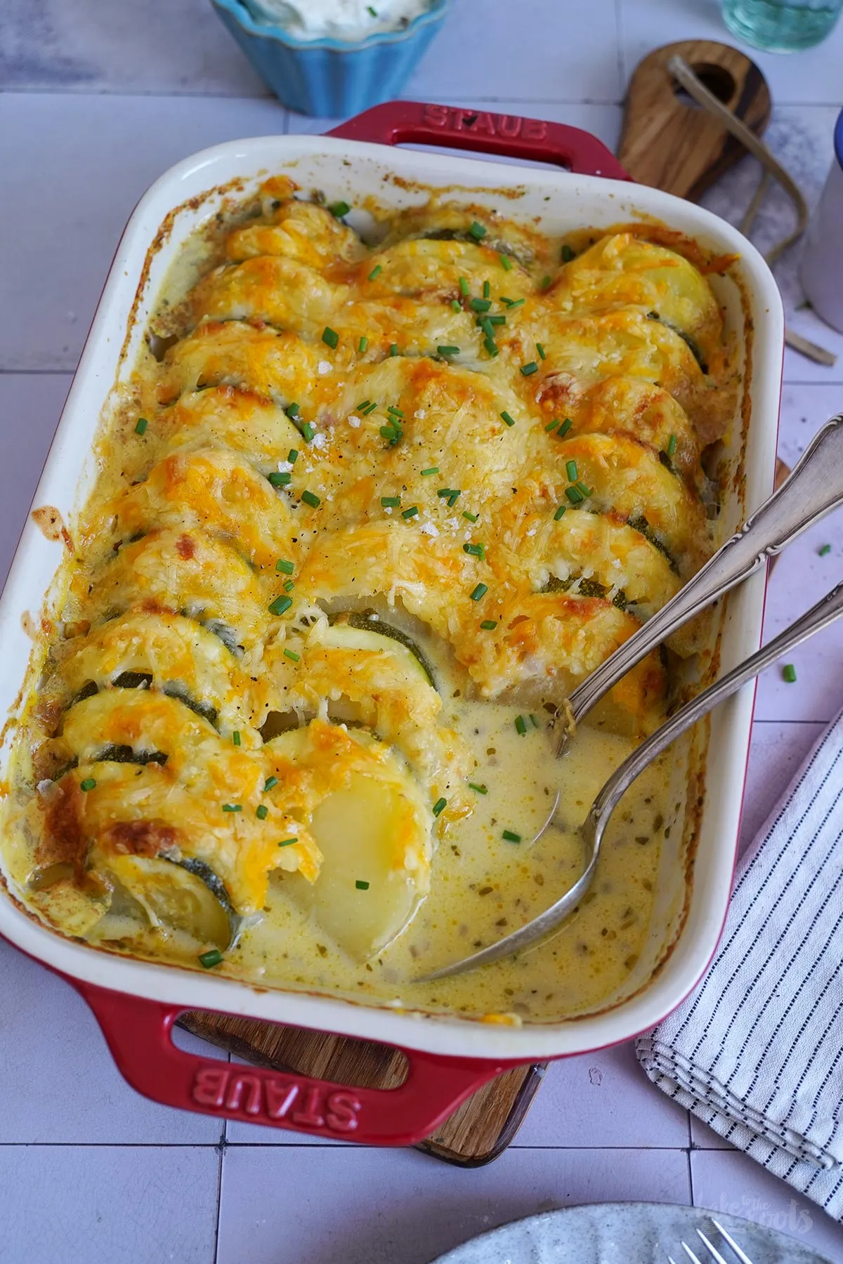 Fertiger Zucchini-Kartoffel-Auflauf in der Form, goldbraun überbacken