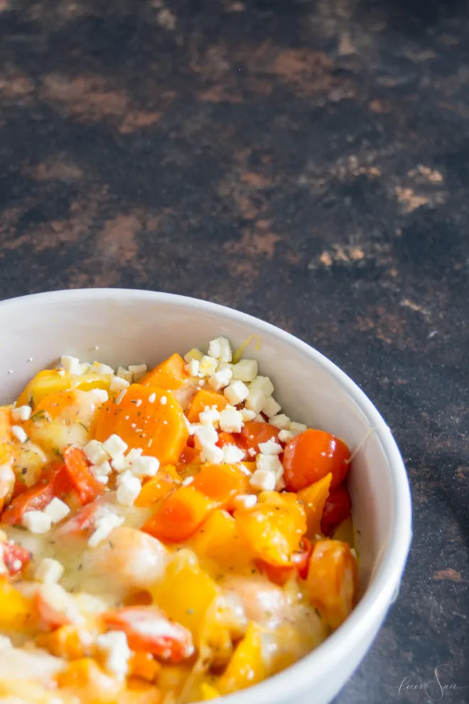 Fertiges, buntes Ofengemüse in einer Schüssel, perfekt als leichtes und schnelles mittagessen gemüse rezepte für das Homeoffice.