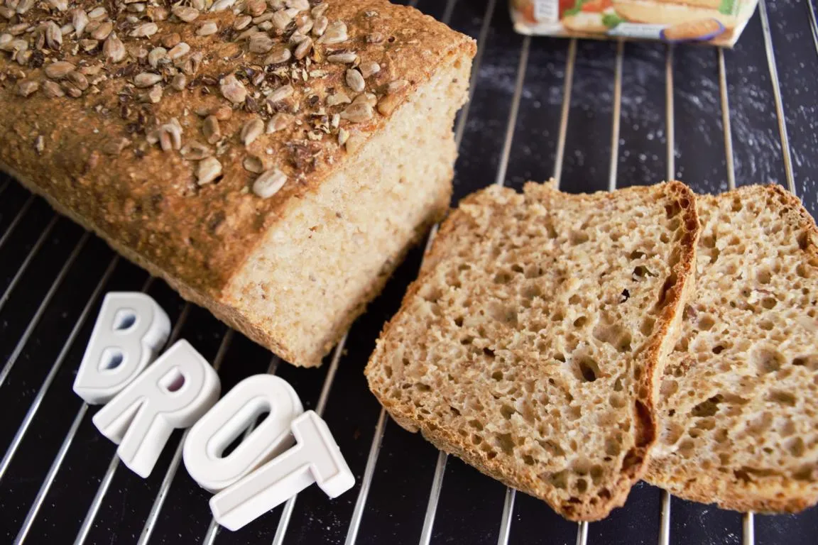 Fertiges Dinkelvollkornbrot von Aldi, in Scheiben geschnitten