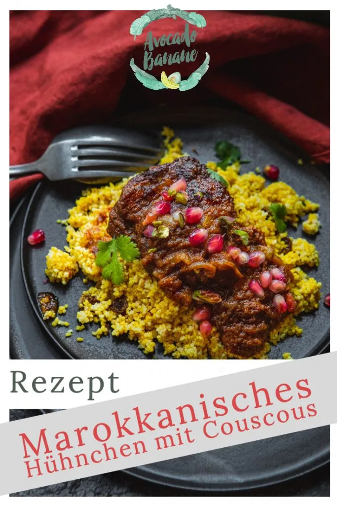 Fertiges Gericht mit Couscous, Hühnchen und Granatapfel