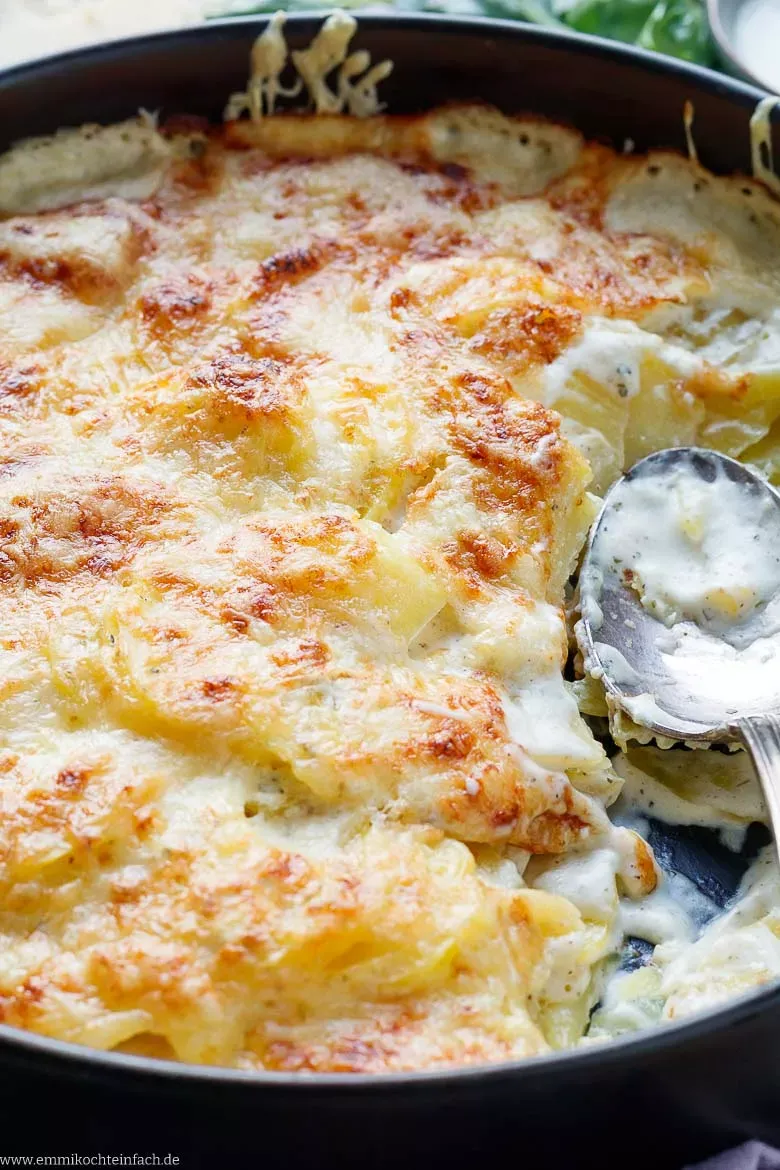 Fertiges, goldbraunes Kartoffelgratin mit geschmolzenem Käse, bereit zum Servieren und Genießen.