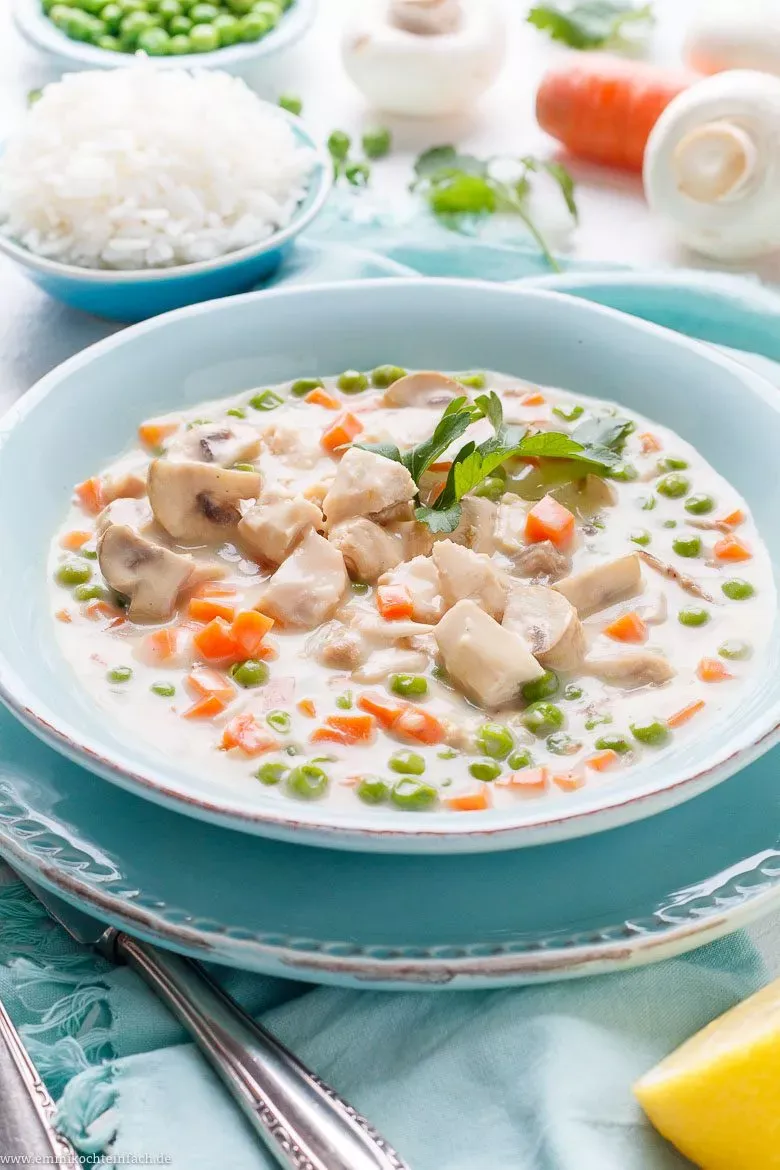 Fertiges Hühnerfrikassee, cremig und appetitlich angerichtet in einer Schale mit frischen Kräutern