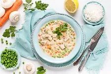 Fertiges Hühnerfrikassee mit Reis angerichtet