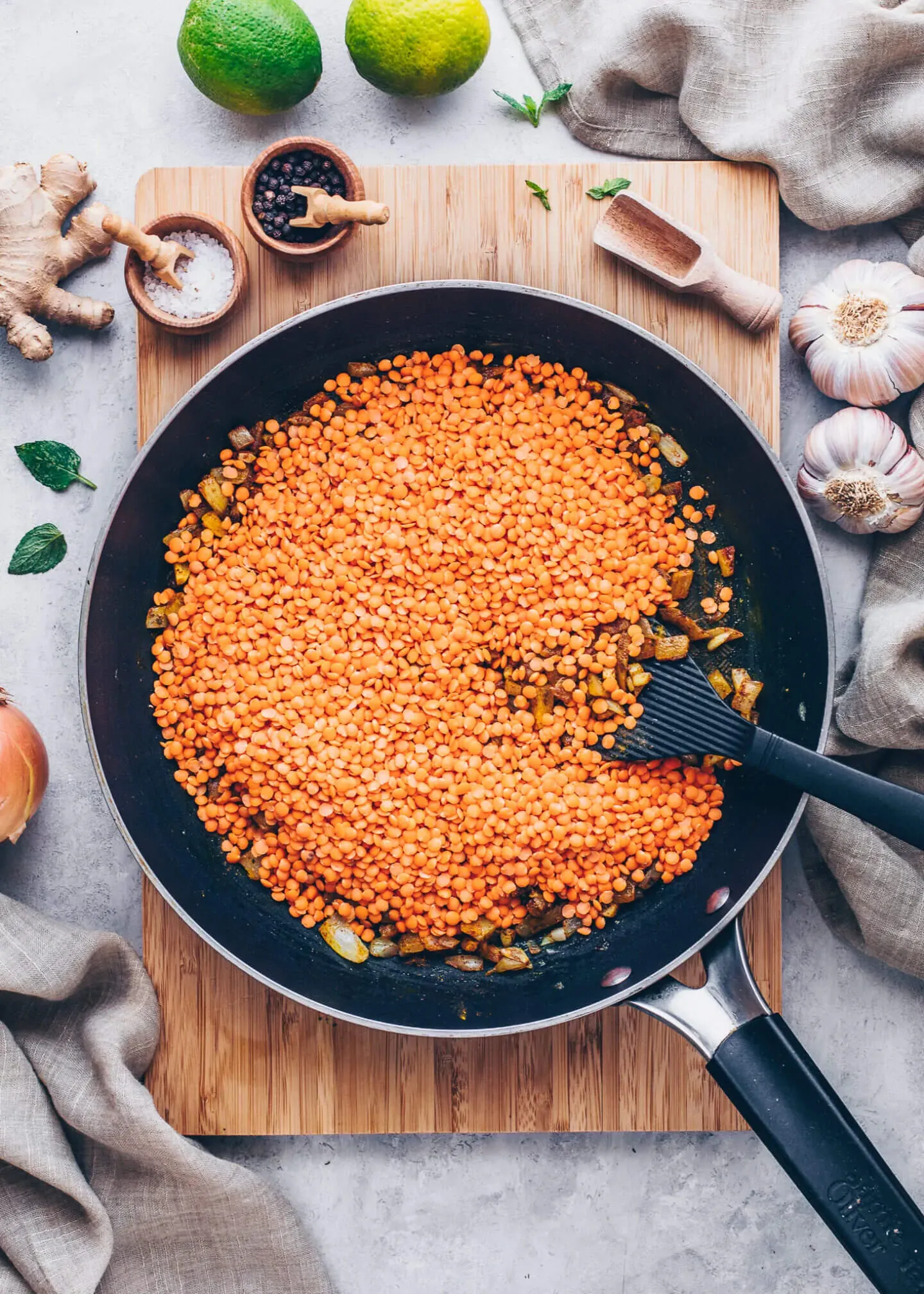 Fertiges Indisches Linsen Dal in einer Schüssel