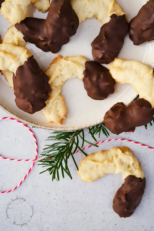 Fertiges Spritzgebäck, teilweise in Schokolade getaucht, als traditionelle deutsche Plätzchen