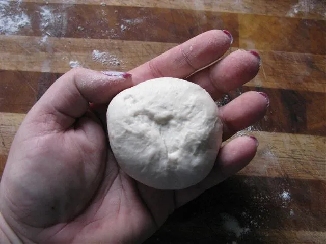 Festgedrückte Naht der geformten Brötchen für eine stabile Form