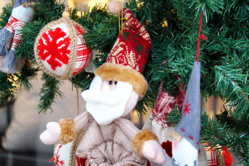 Festlich beleuchteter Lübecker Weihnachtsmarkt mit traditionellen Ständen in der historischen Altstadt.