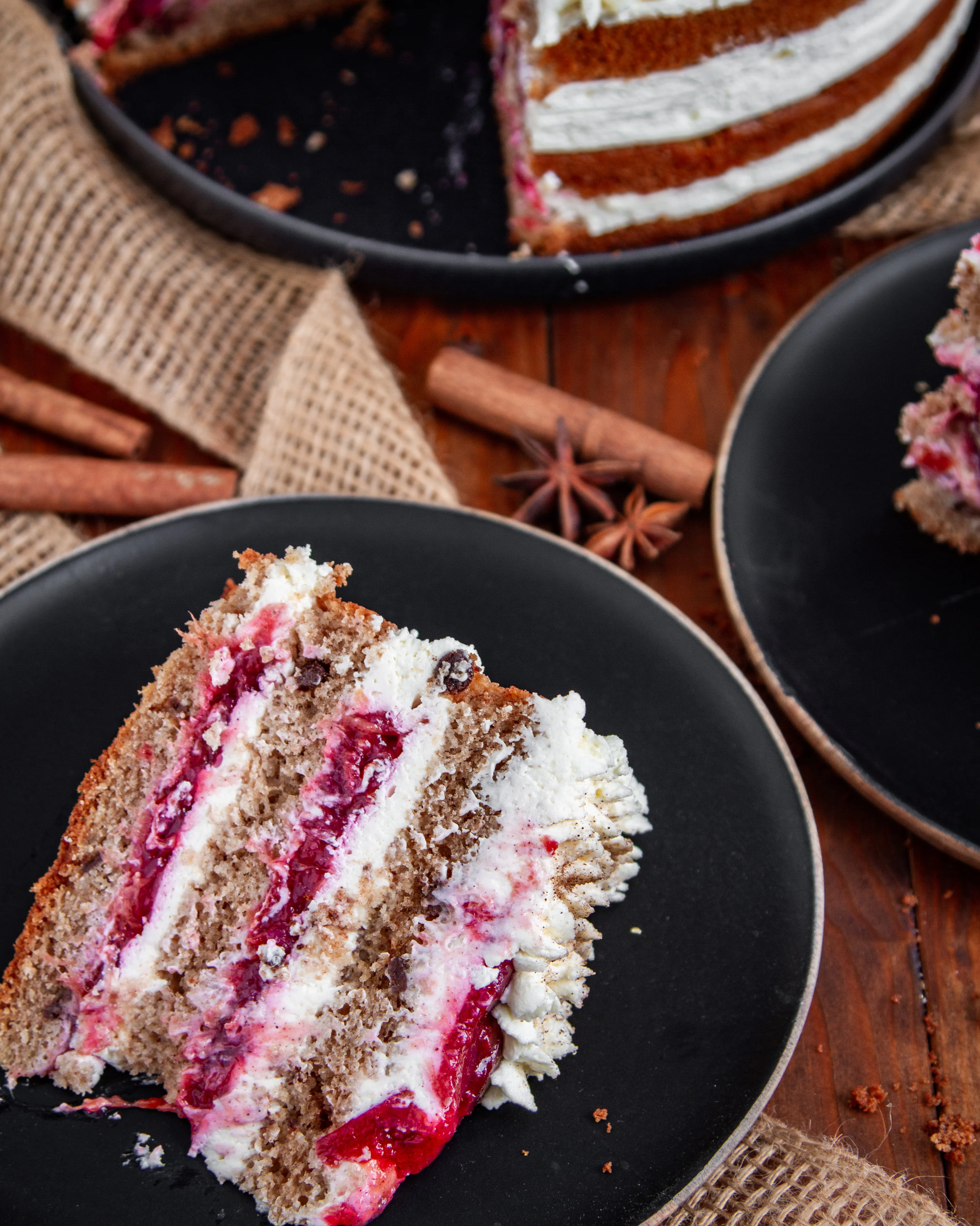 Festlich dekorierte Spekulatius-Zimt-Sahne-Torte mit Zimtpflaumen und Mascarponecreme für die Adventszeit.