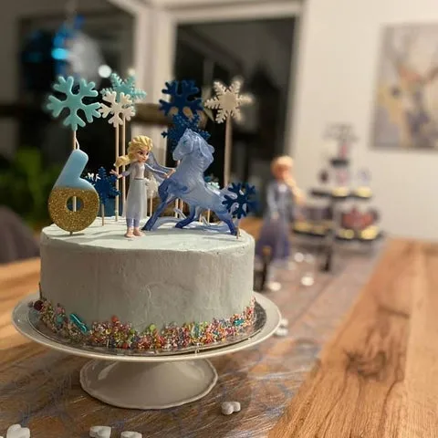 Festlich dekorierter Elsa Geburtstagskuchen mit blauen Akzenten