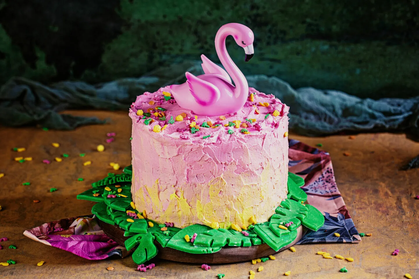 Festlich dekorierter Flamingo-Geburtstagskuchen mit leuchtenden Farben und detaillierter Marzipandekoration.