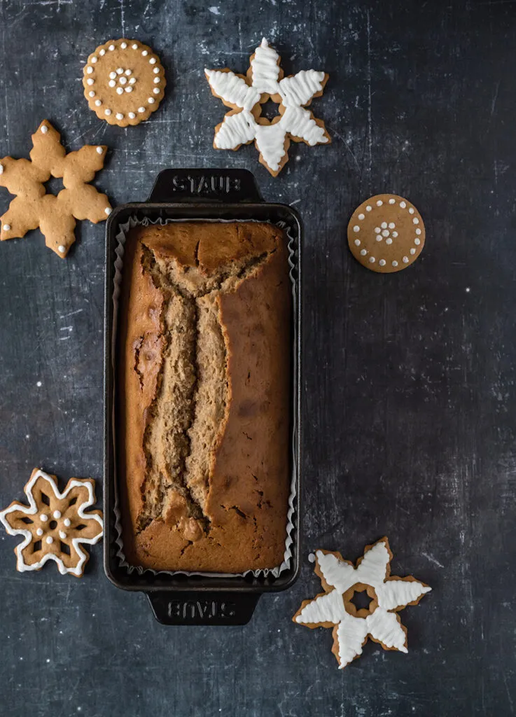 Festlich dekorierter Lebkuchen-Kuchen, eine besondere Idee für einen selbstgemachten Geburtstagskuchen zum 28. Geburtstag.