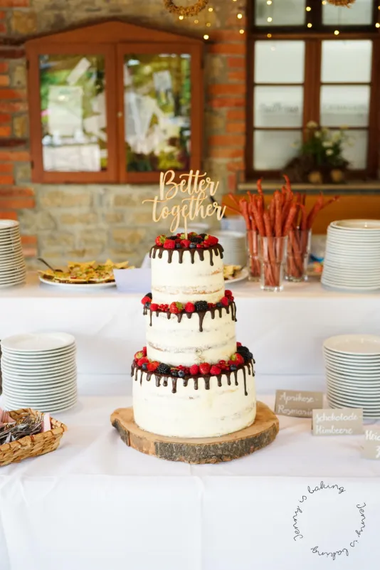 Festliche dreistöckige Hochzeitstorte mit Biskuitböden
