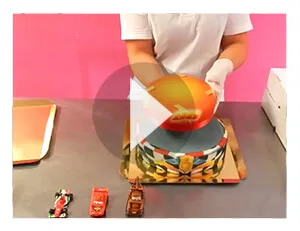 Festliche mehrstöckige Torte für den 55. Geburtstag