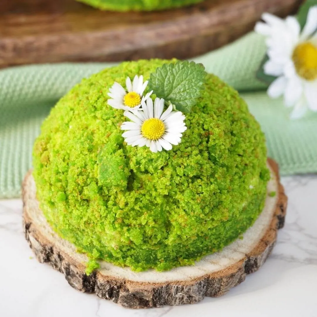 Festliche Ostertorte mit Pfirsich-Melba-Füllung und frühlingshafter Dekoration