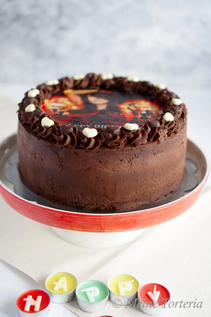 Festliche Schokoladen-Karamell-Geburtstagstorte mit essbarem Tortenaufleger für einen besonderen Anlass