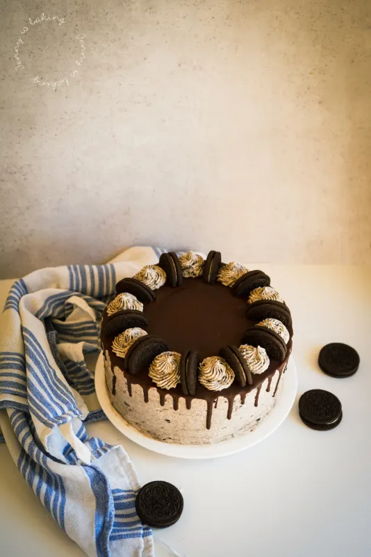 Festlicher veganer Oreo Geburtstagskuchen auf einem Kuchenteller